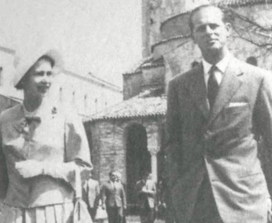 La regina Elisabetta con il duca di Edimburgo in visita Locanda Cipriani nel 1960.