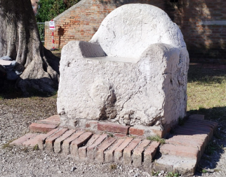 Il Trono di Attila, un seggio in marmo del V secolo che la tradizione attribuisce ad Attila l’Unno.