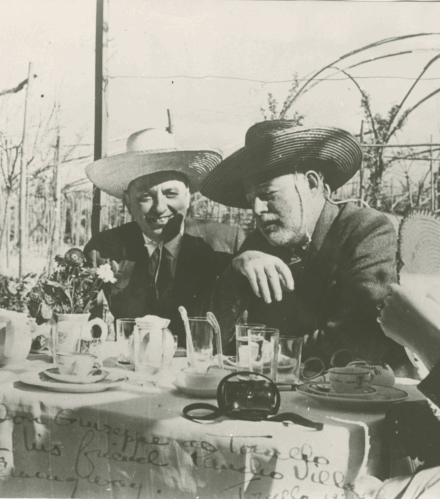 Hemingway (a destra) con Giuseppe Cipriani Sr. (a sinistra) alla Locanda Cipriani.